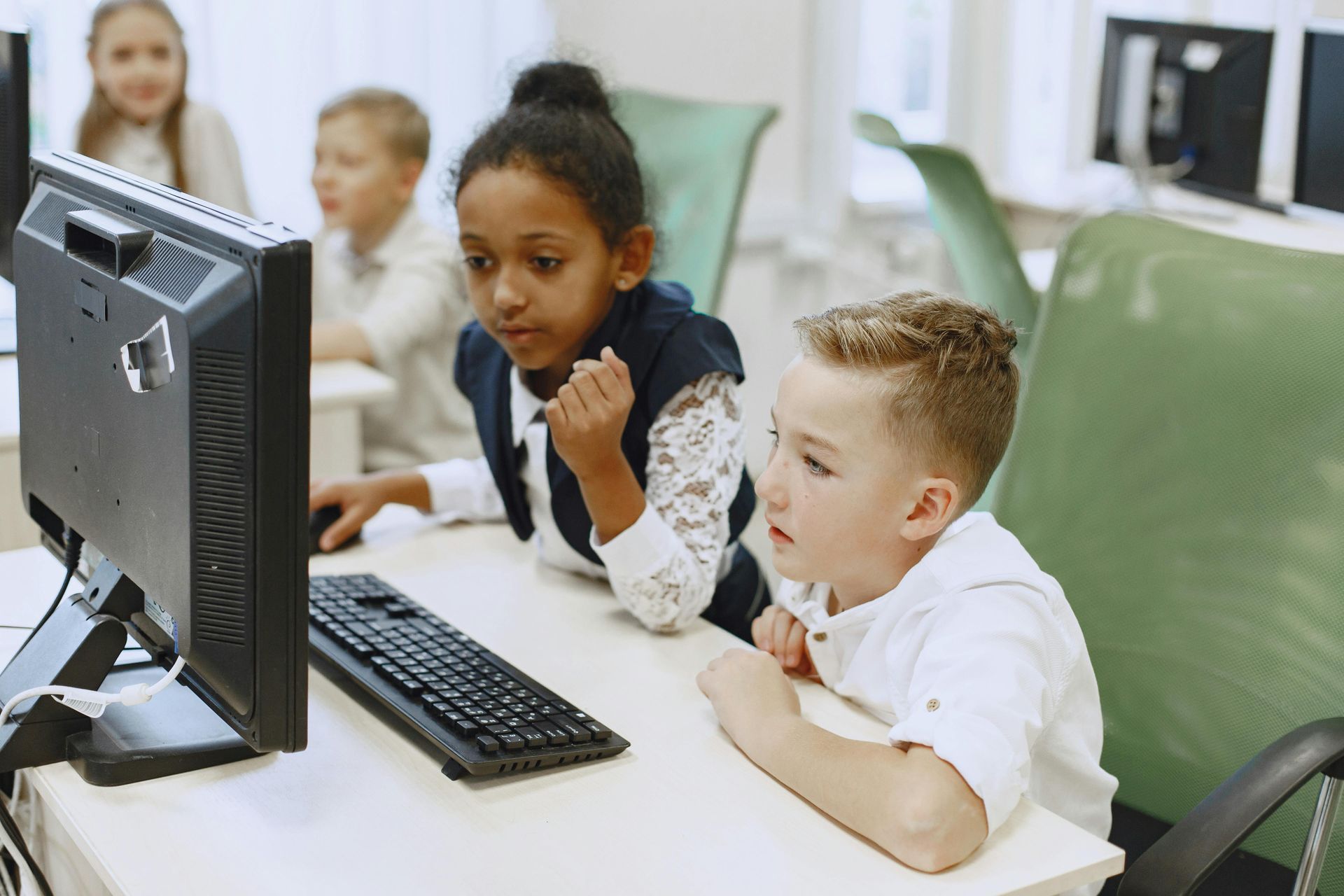 Children in a computer lab, looking at a monitor. Elementary School | Immanuel Lutheran School | Belvidere, IL