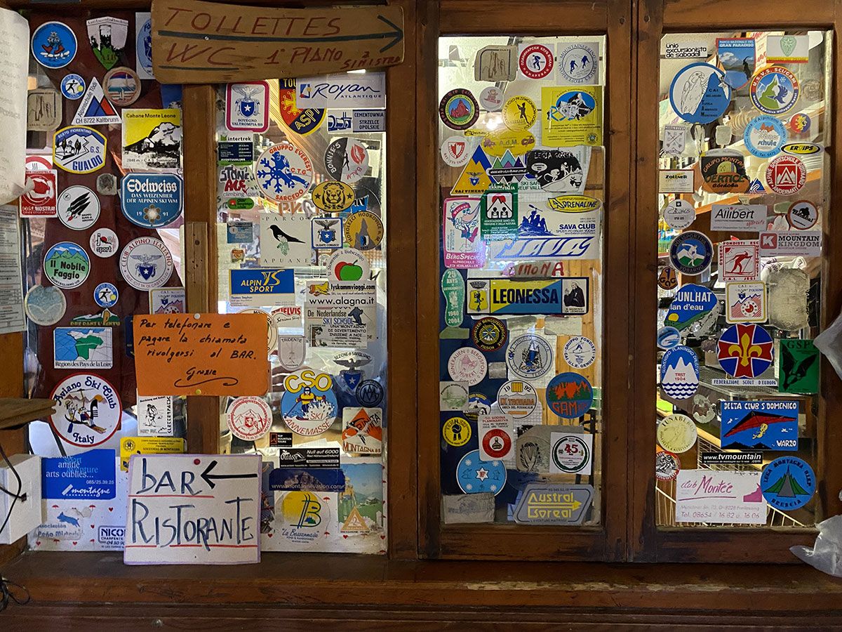 Immagine armadio baita con stemmi