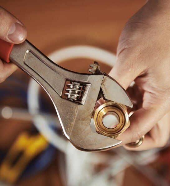 Canberra plumbing contractor fixing tap head