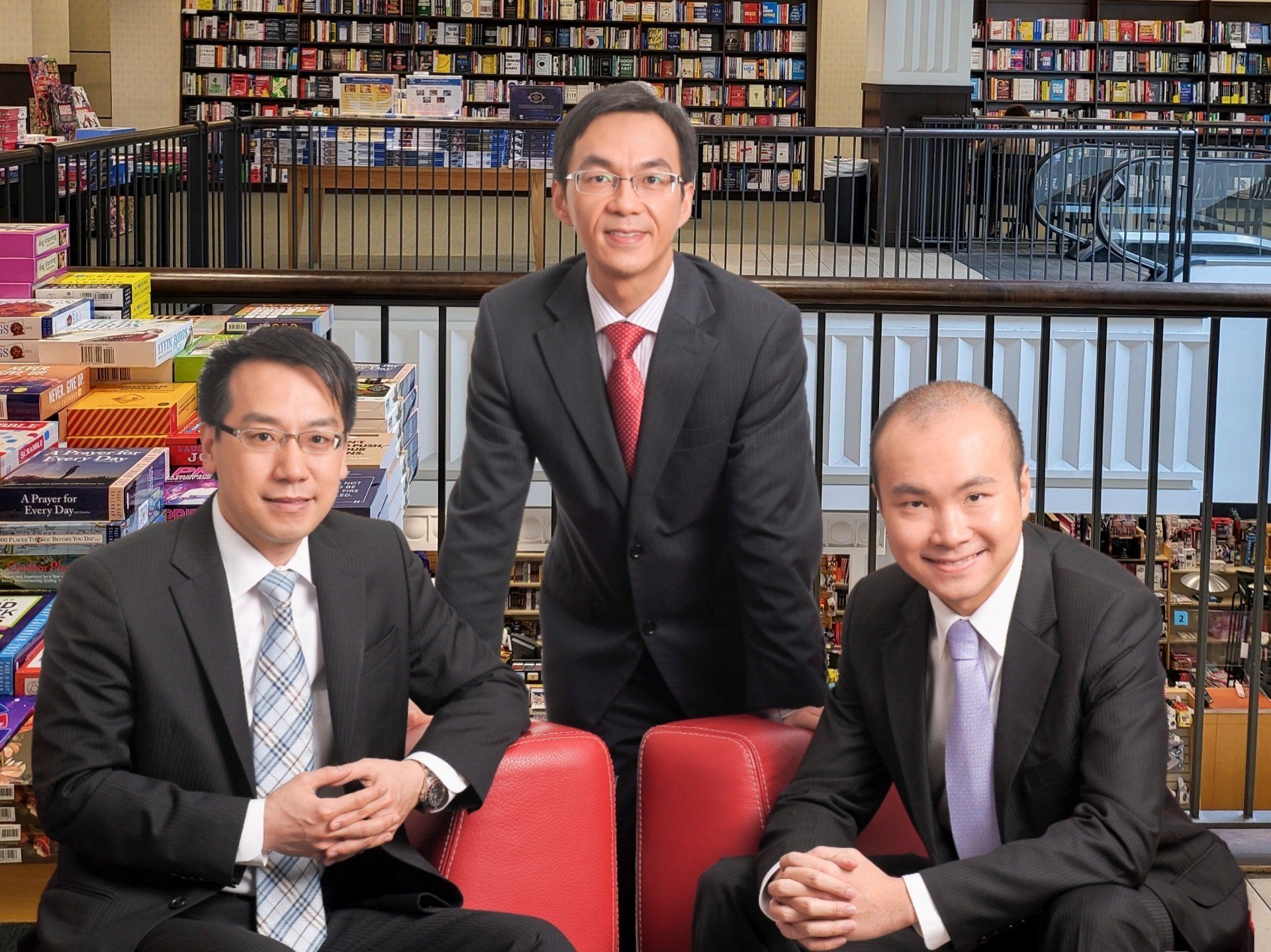 葉謝鄧律師行合夥人/律師及公證人 三個西裝筆挺的男人在圖書館擺姿勢拍照