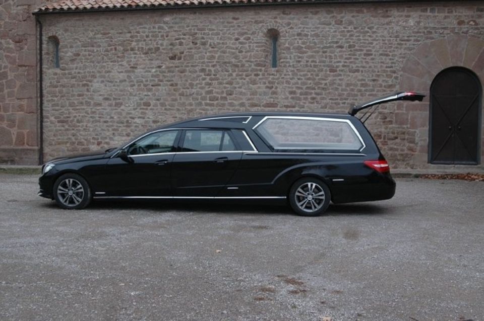 carro funebre dell'agenzia di servizi funebri a Palermo