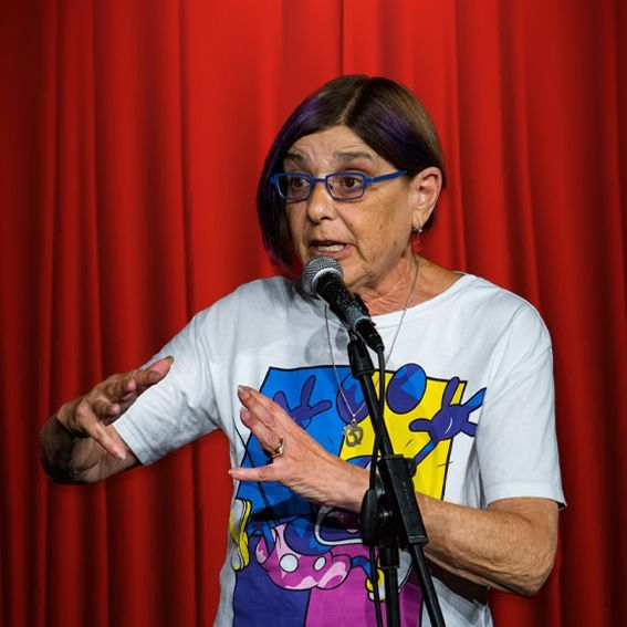 סטנדאפיסטית קנדי אבלסון