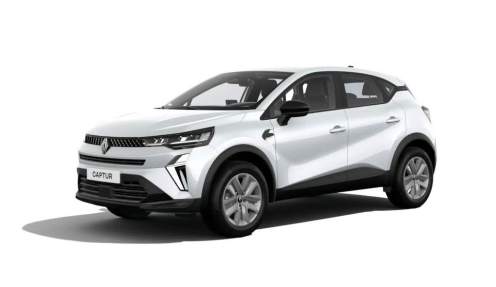 SUV compatto bianco mostrato in vista frontale di tre quarti su sfondo bianco.