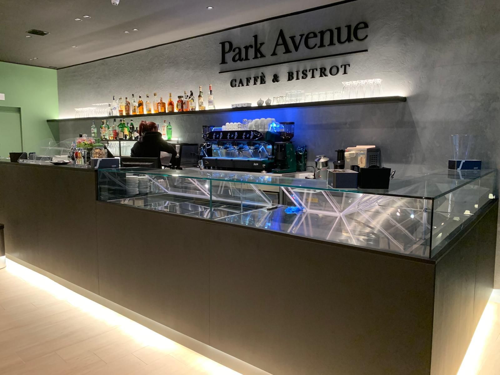 Un bar in un ristorante chiamato Park Avenue caffe & bistrot.
