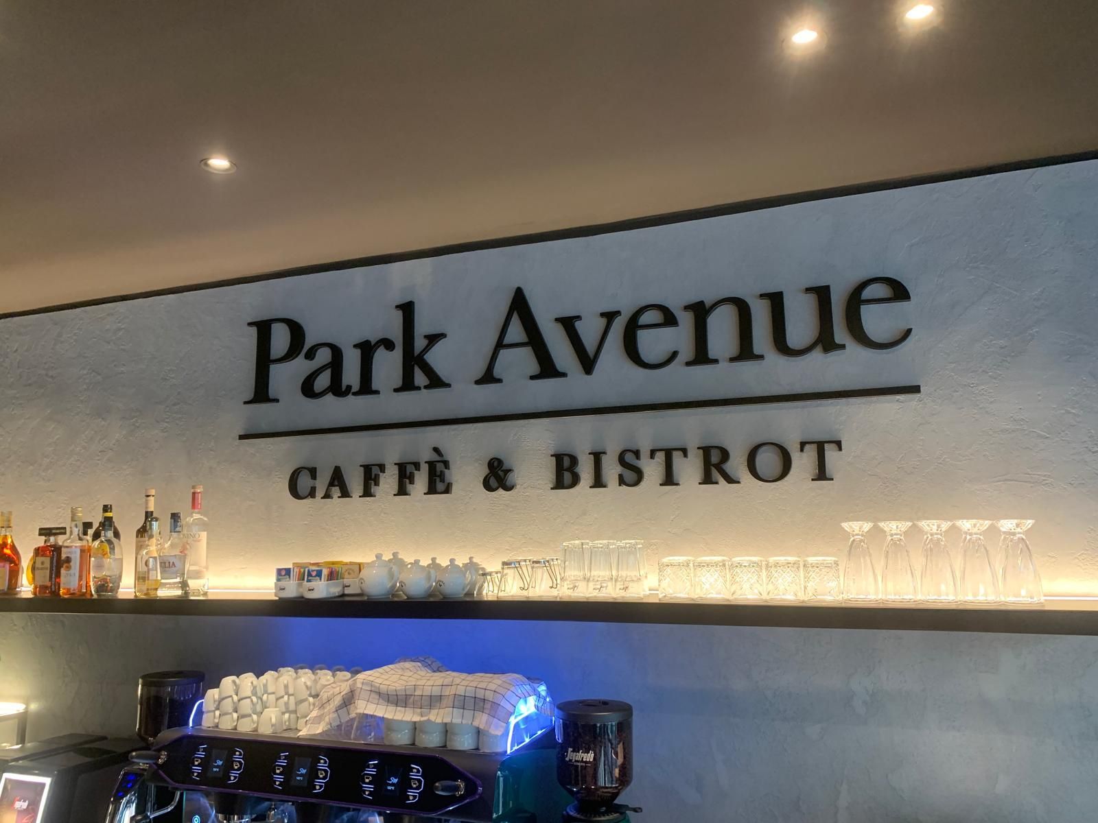 Sopra un bar è appeso un cartello per Park Avenue Caffe & Bistrot