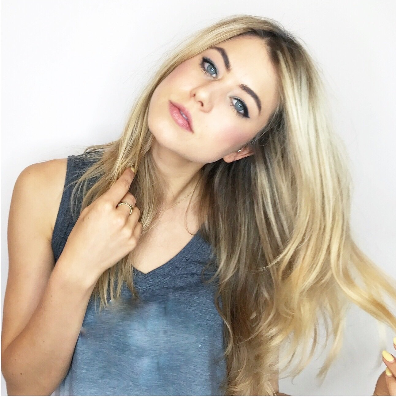 sunkissed blonde highlights with an effortless style