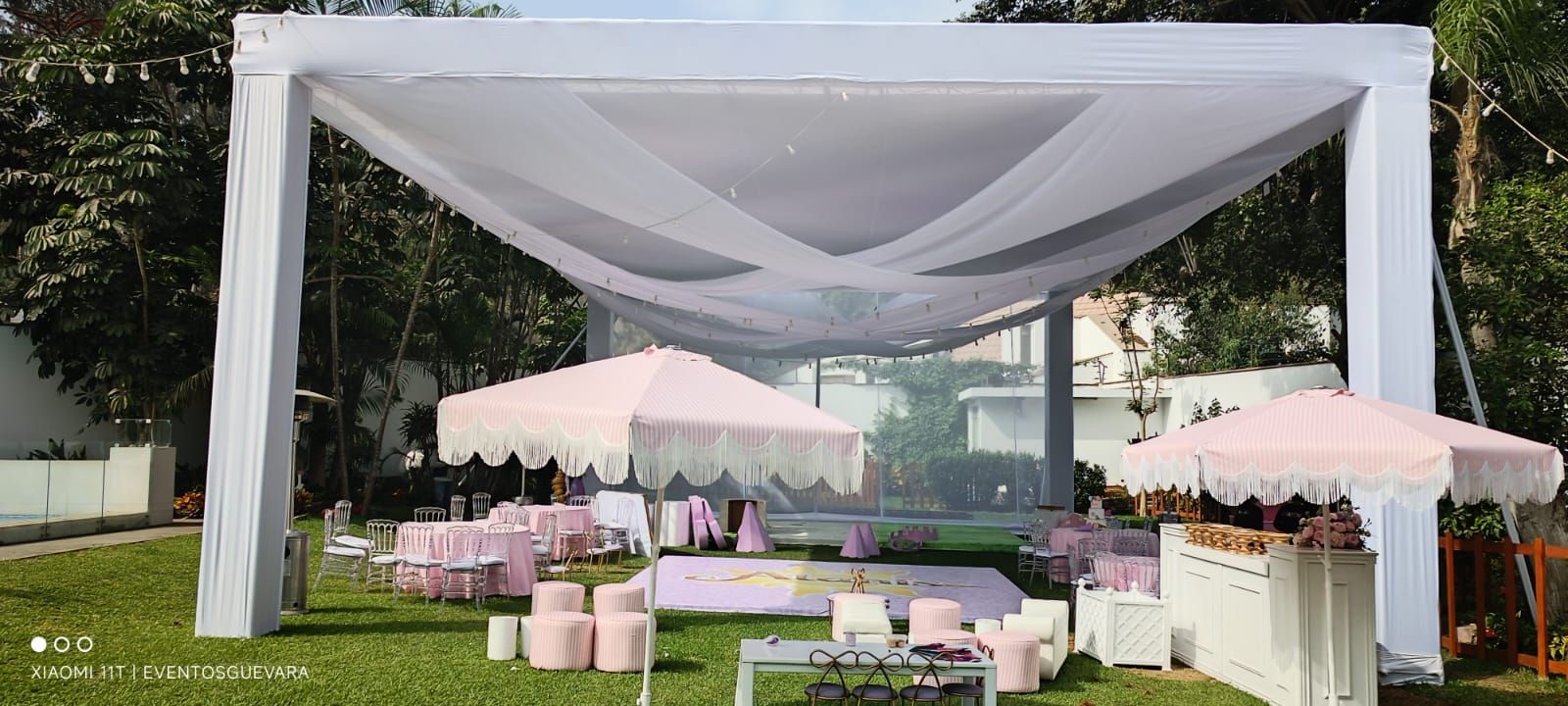 Toldo blanco en jard&iacute;n