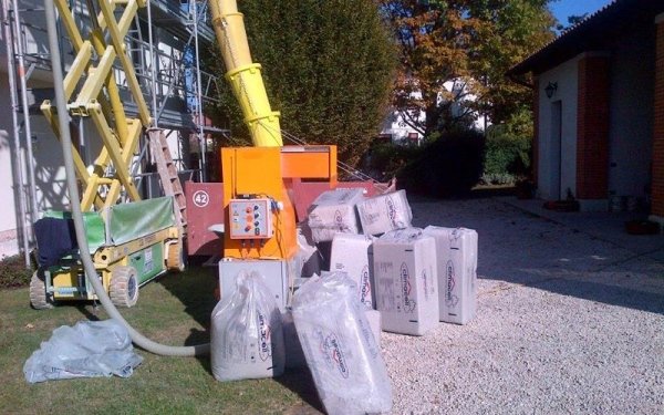 Un cantiere edile con un sacco di scatole e una gru.