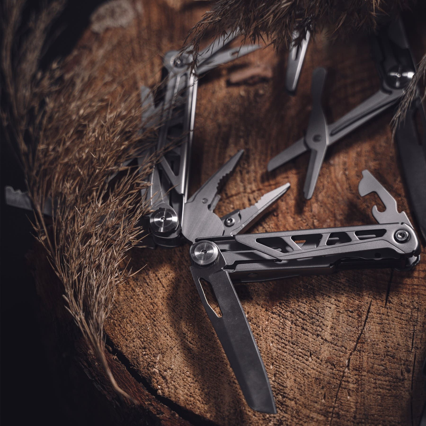 KNIVES & TOOLS