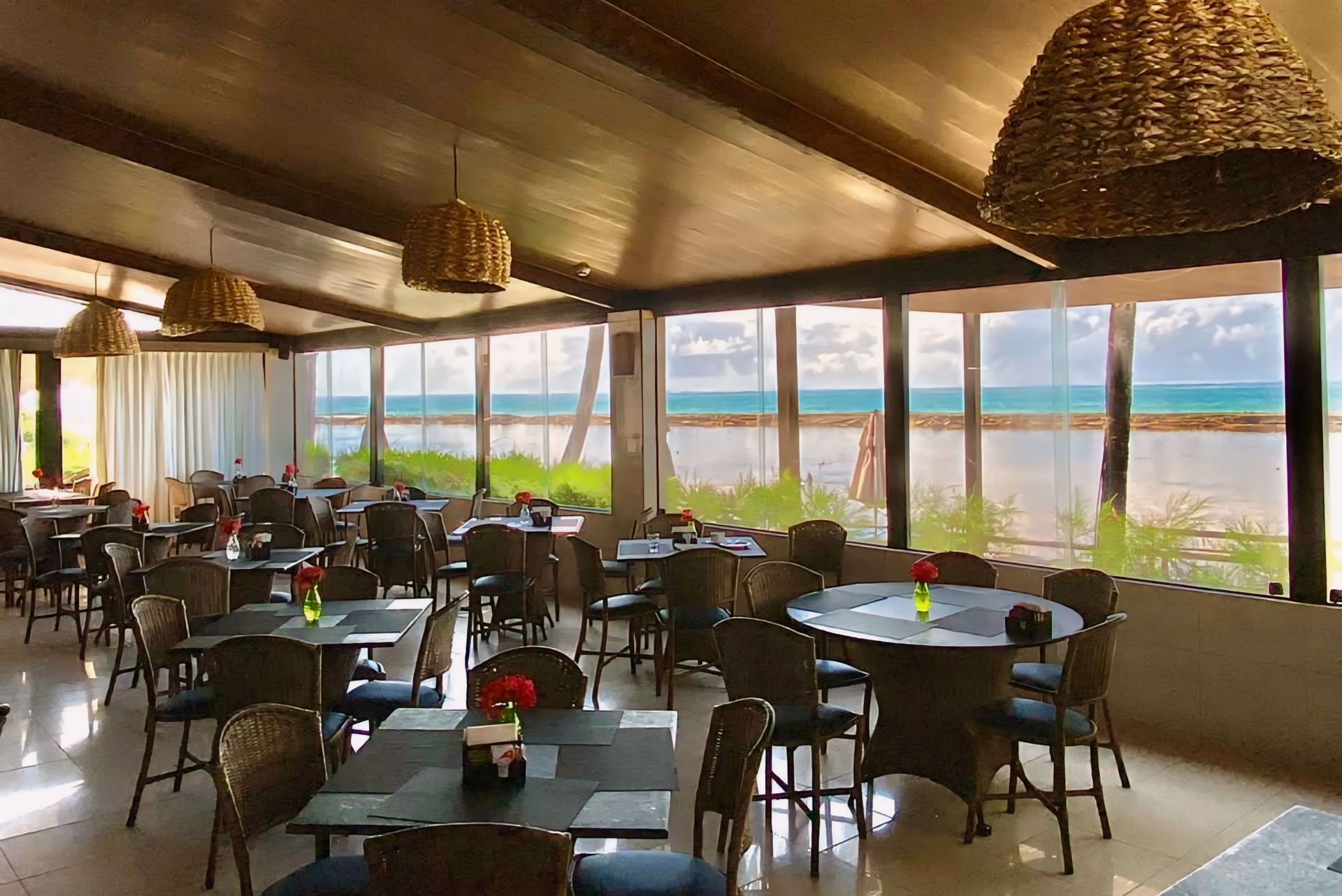 Restaurante do Village Barra Hotel com vista para o mar