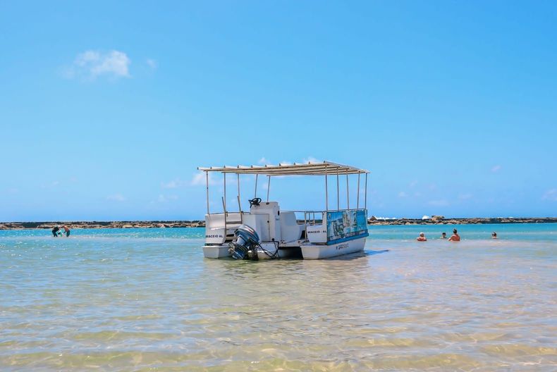 Passeios de Catamarã - Village Barra Hotel