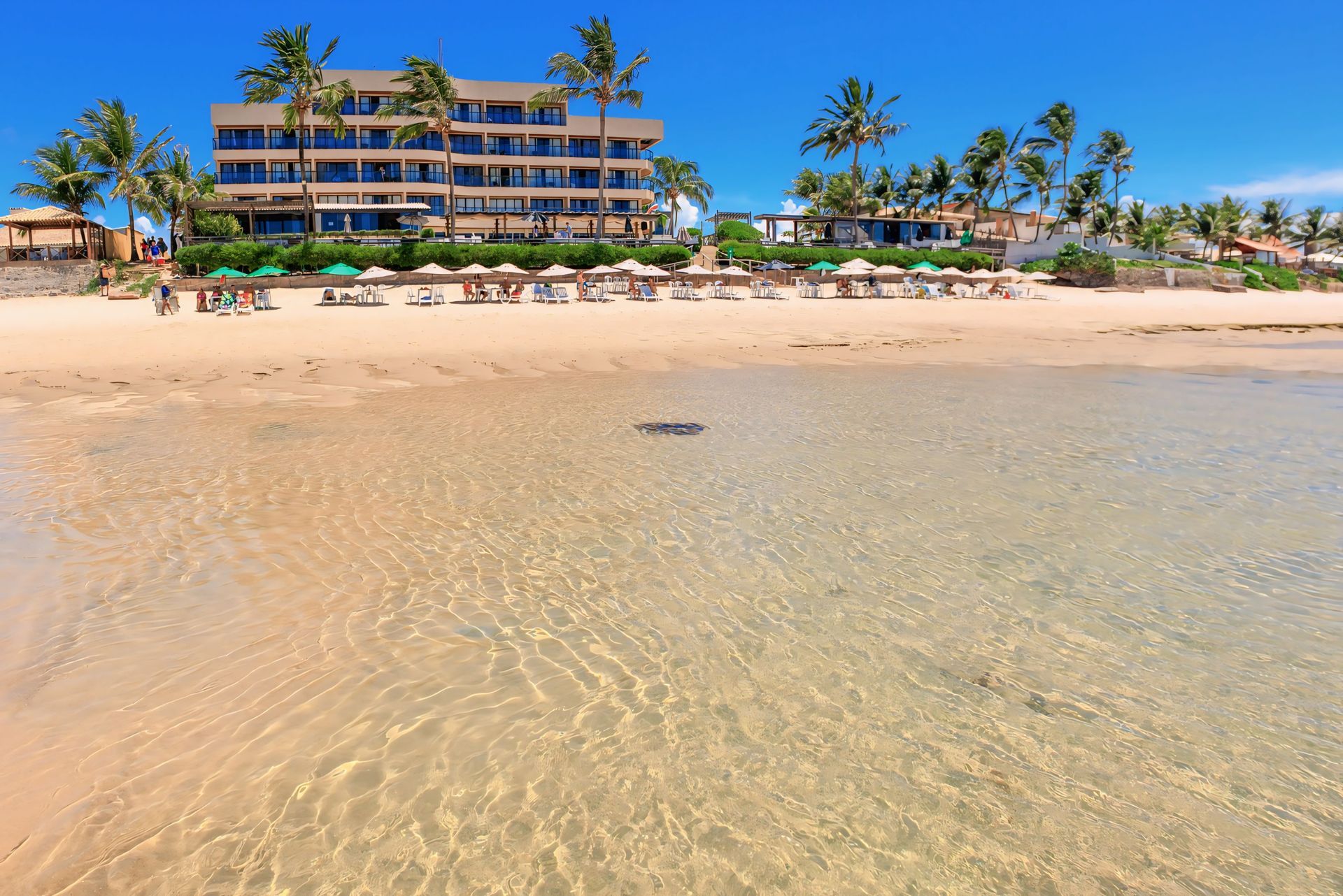 Praia em frente ao Village Barra Hotel