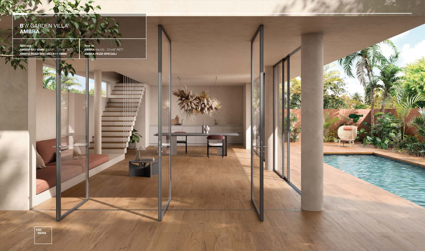 Patio moderno con pareti in vetro, terrazza in legno, piscina, scalinata e rigoglioso giardino tropicale.