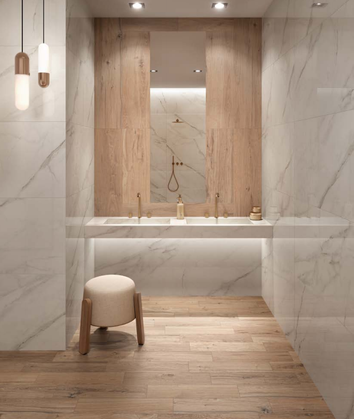 Bagno moderno minimalista con pareti in marmo, pavimento in legno, specchio e un piccolo sgabello.