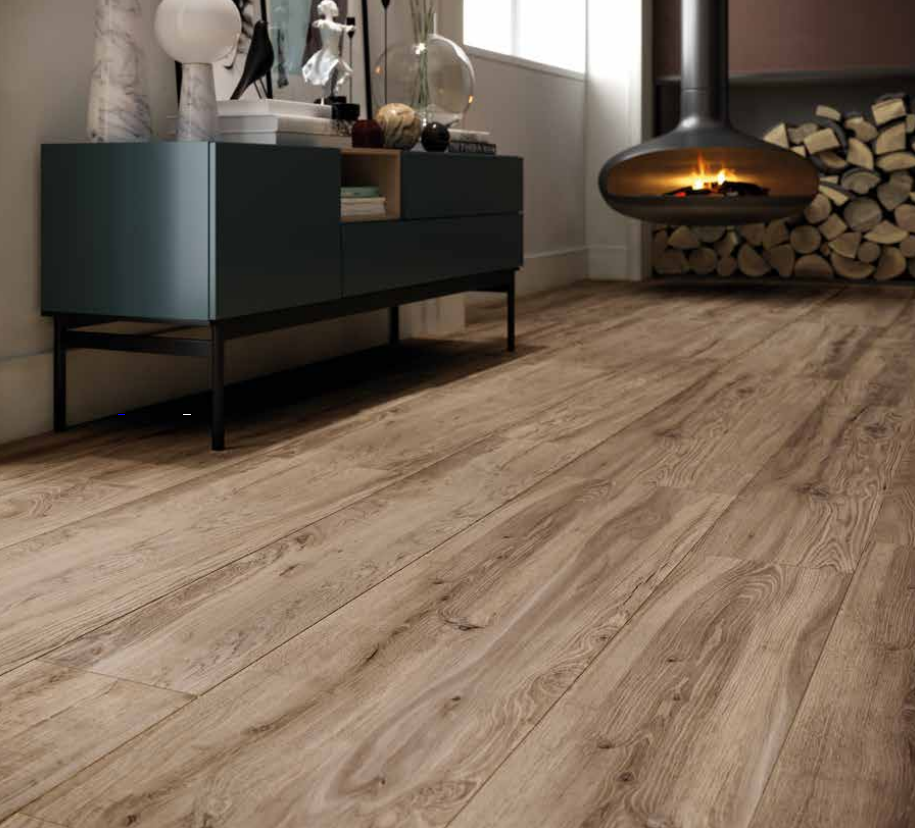 Soggiorno moderno con pavimento effetto legno, mobile scuro, legna da ardere accatastata e camino sospeso.