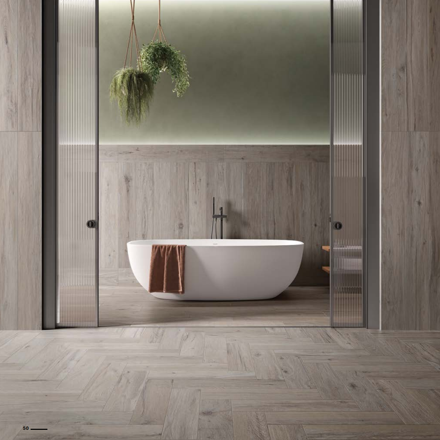 Bagno moderno e minimalista con vasca freestanding, pareti rivestite in legno e pianta sospesa.