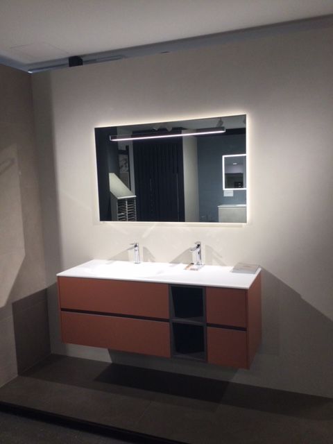 Mobile bagno moderno con doppio lavabo, ampio specchio e pareti grigie.
