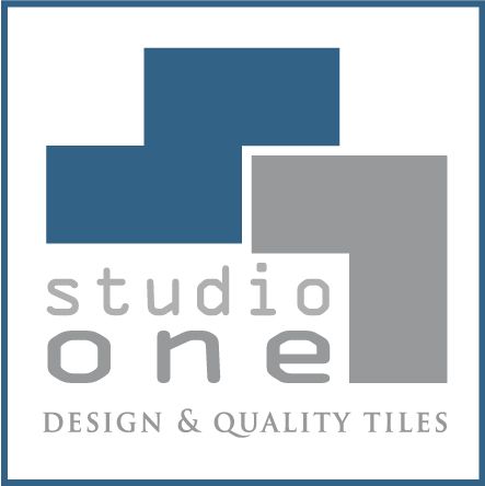 Logo per Studio One Design & Quality Tiles, con blocchi blu e grigi e testo grigio.