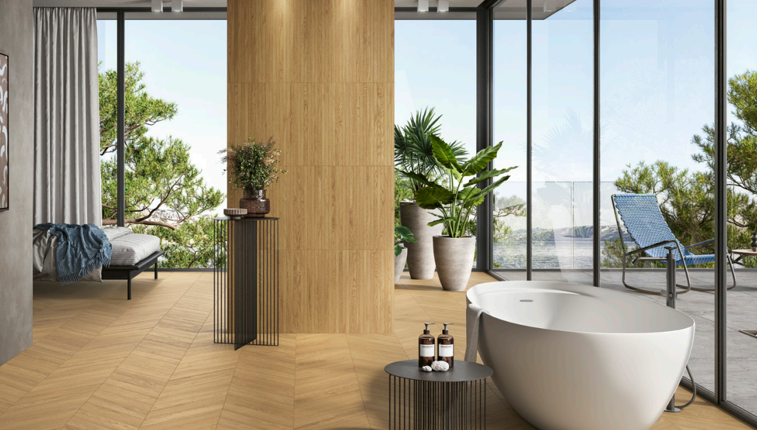 Bagno spa moderno con vasca freestanding, pareti in legno e ampie finestre con vista sul verde e poltrona relax.