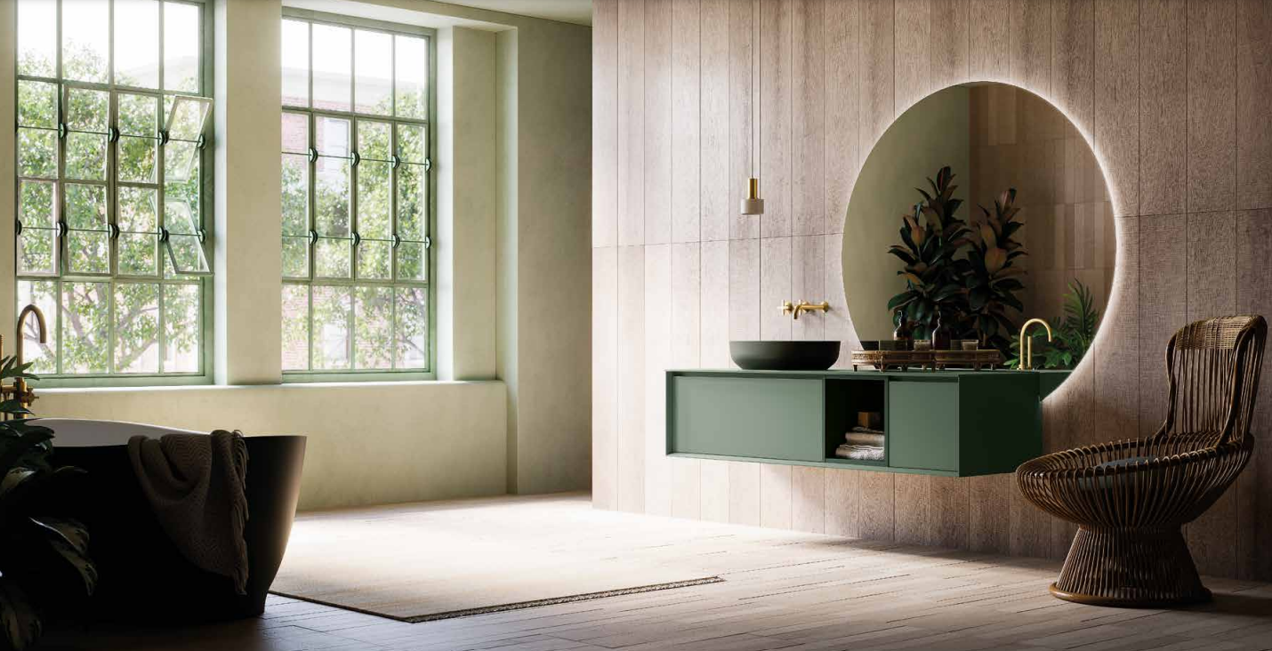 Soggiorno minimalista con ampie finestre, pareti verde chiaro e uno specchio rotondo sopra una consolle.