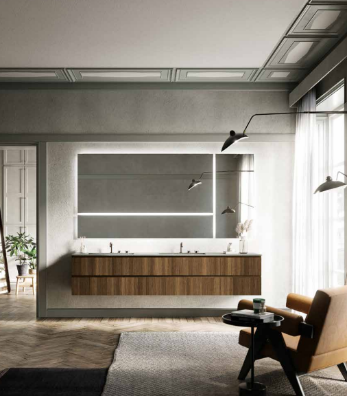Bagno moderno con mobile lavabo sospeso in legno, ampio specchio, pareti grigie e vasca da bagno accanto alla finestra.