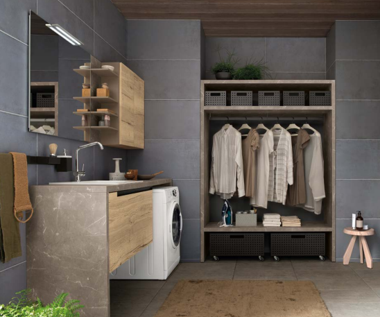 Ingresso moderno con pareti grigie, scaffali in legno, appendiabiti, lavandino e cesti portaoggetti intrecciati.