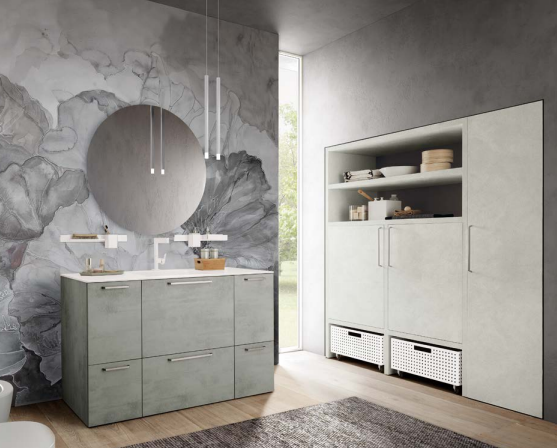 Bagno moderno con parete decorativa in marmo, doppio lavabo, specchio rotondo e mobiletto contenitore bianco.