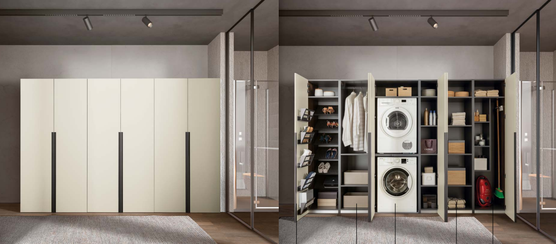Cucina moderna con mobili color crema, divisorio centrale in vetro e dispensa a vista con elettrodomestici e vani contenitori.