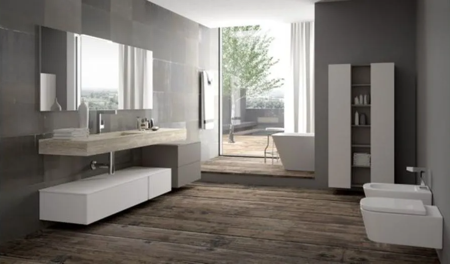 Bagno moderno e minimalista con sanitari bianchi, pavimento in legno, ampio specchio e vista su un patio esterno.