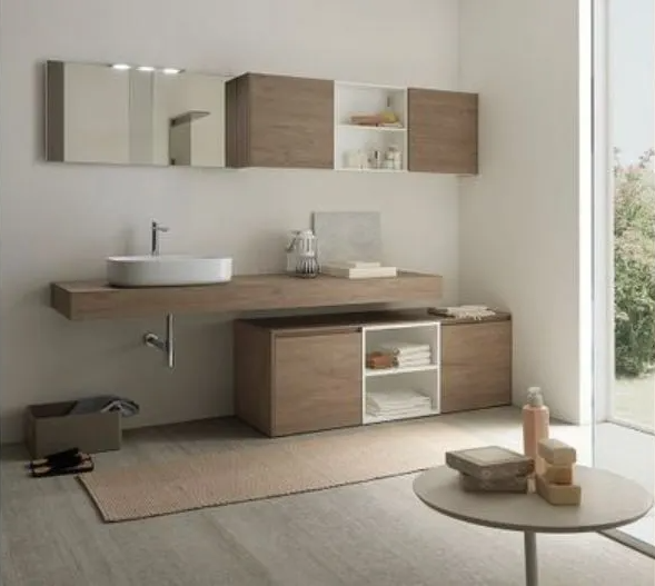 Bagno moderno e minimalista con mobile lavabo sospeso in legno, specchi a parete e tavolo rotondo in una stanza luminosa.