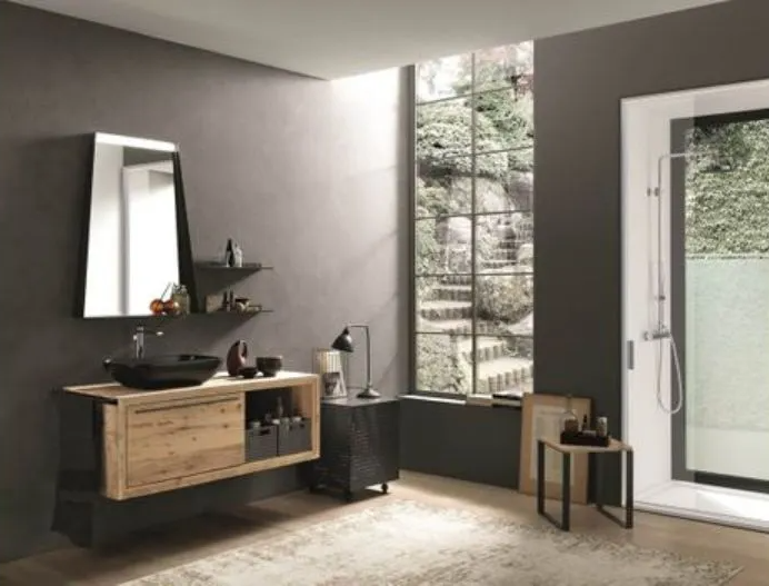 Bagno moderno con mobiletto in legno, lavabo nero, ampio specchio e finestra alta accanto alla cabina doccia in vetro.