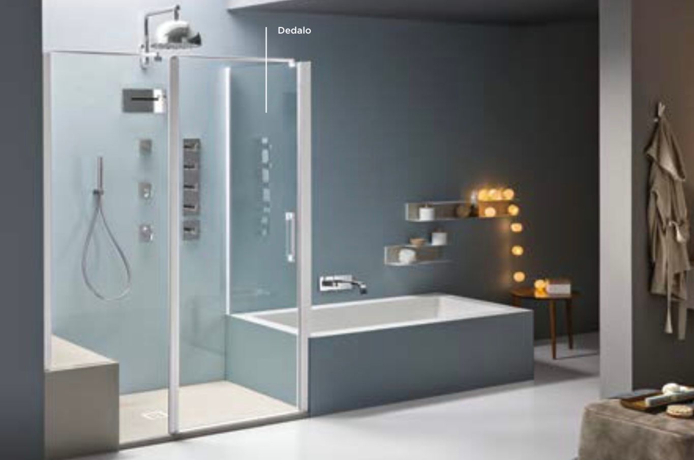 Bagno moderno con doccia in vetro, vasca bianca, pareti grigie e illuminazione d'accento calda.