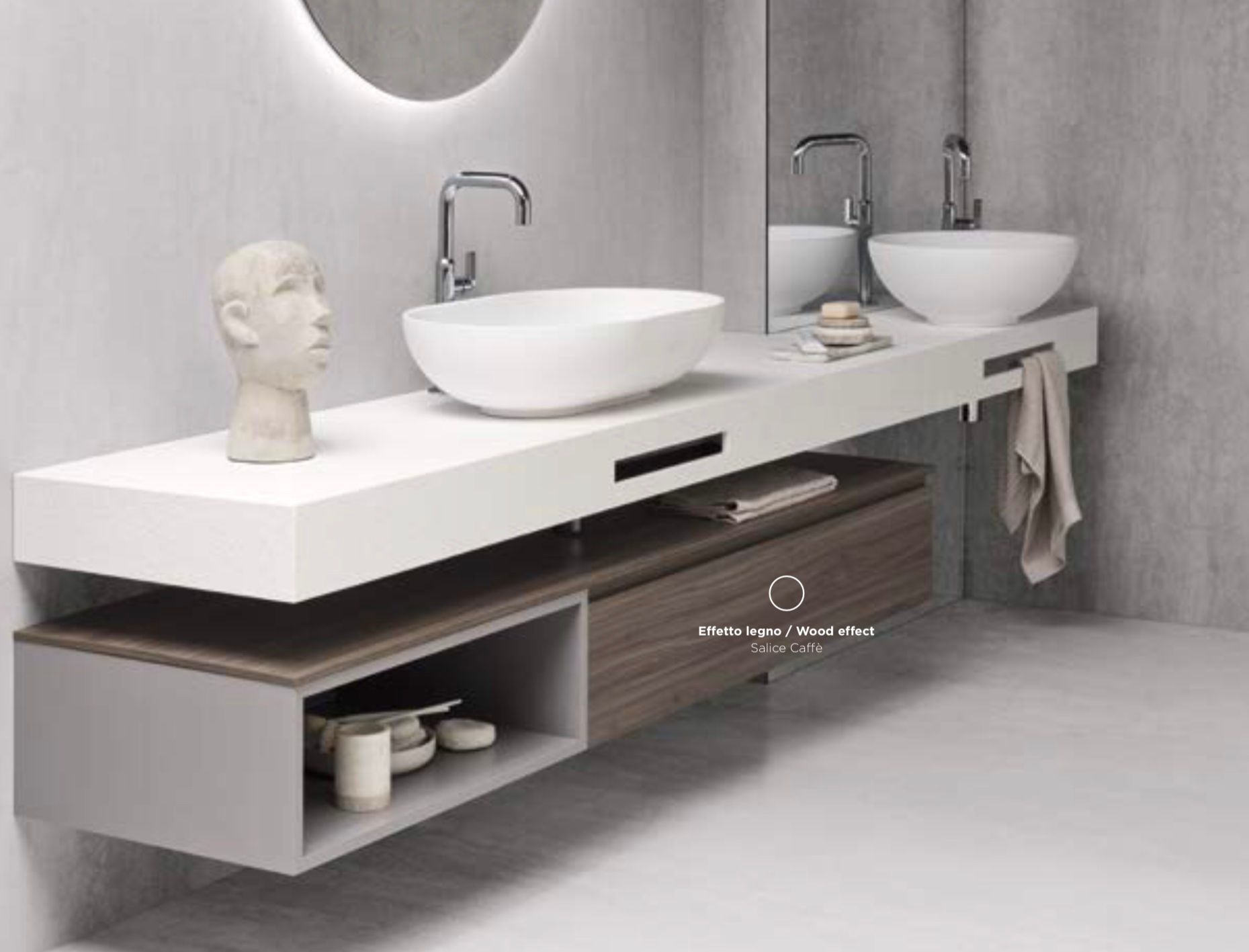 Mobile bagno moderno di colore grigio con doppio lavabo bianco, specchi e ripiani a giorno per riporre gli oggetti.