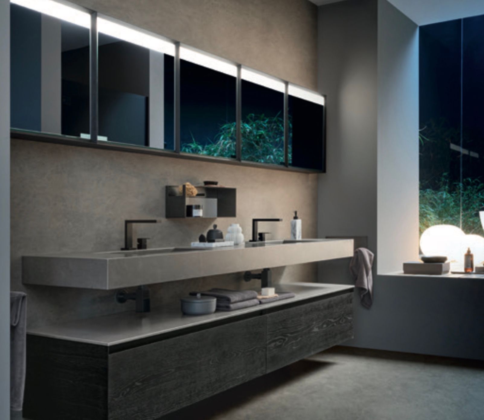 Bagno moderno grigio con doppio lavabo sospeso, armadietti a specchio e finestra per la notte