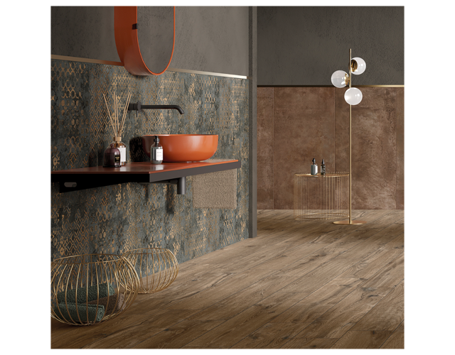 Interno di un bagno moderno con pavimento in legno, pareti piastrellate, mensola sospesa, lavabo e specchio rotondo.