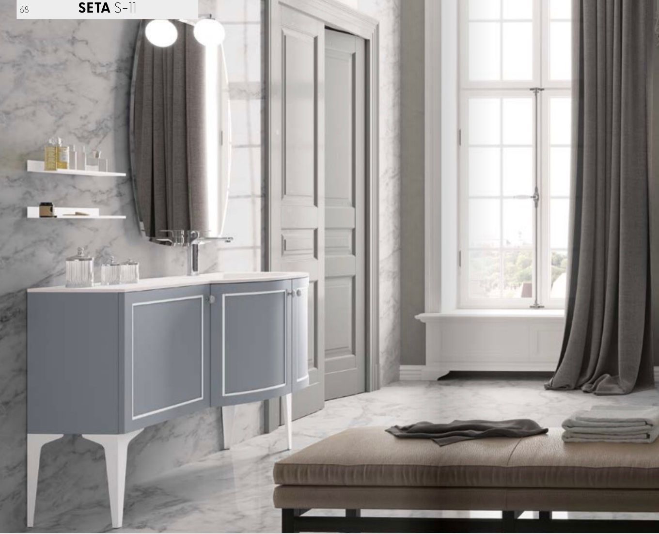Bagno grigio e bianco con mobile lavabo, specchio, finestra e tende grigie in un luminoso interno moderno.