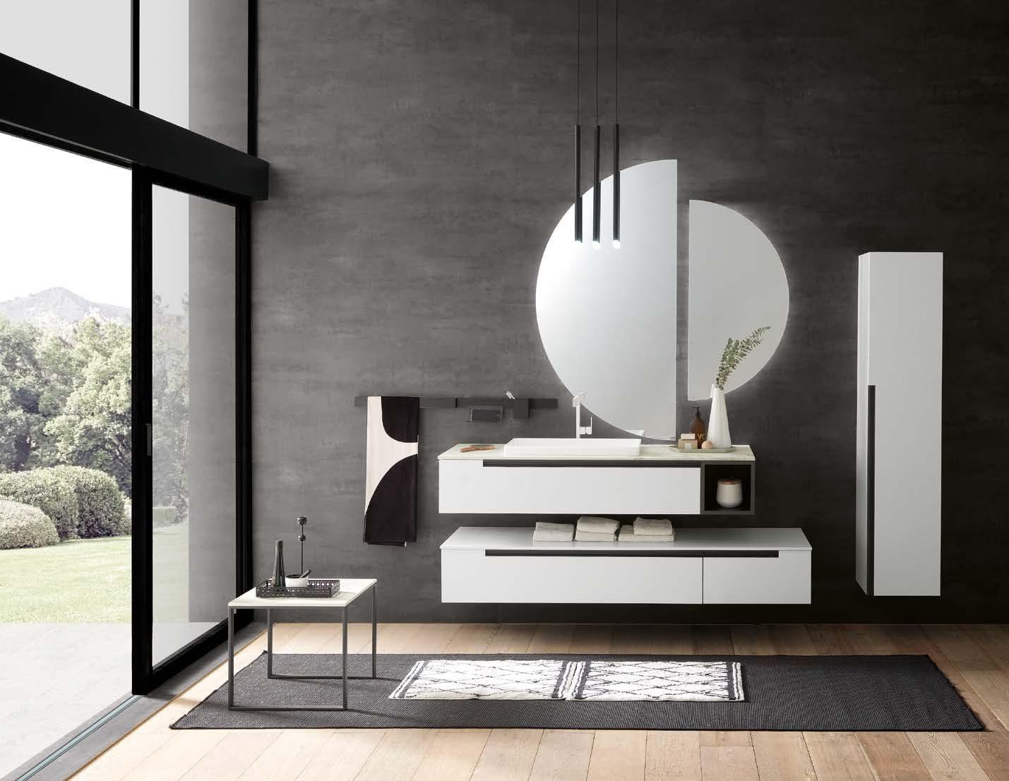 Camera da letto moderna e minimalista con parete finestrata nera, specchio rotondo, comò bianco e tappeto scuro.