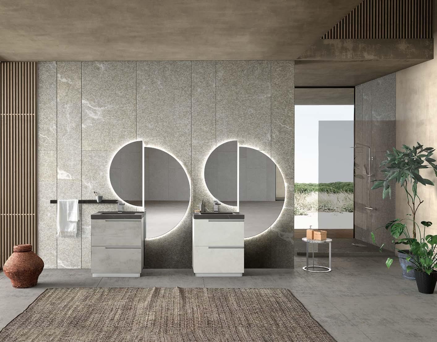 Hall moderna con pareti texturizzate, specchiere circolari, sgabelli, tappeto e piante in vaso.
