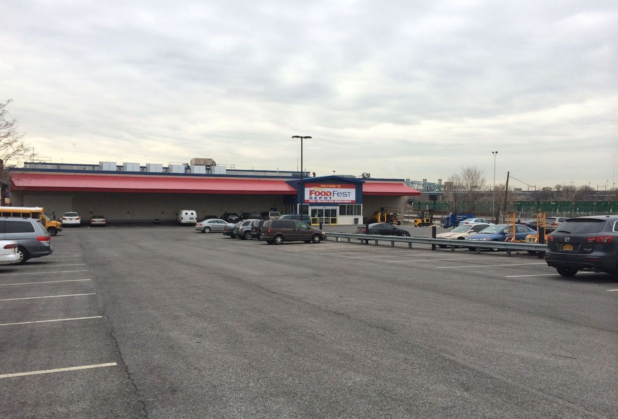 A lot of cars are parked in front of a store