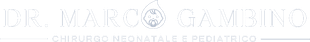 Logo con testo bianco tenue e un’icona rossa a forma di stetoscopio su uno sfondo chiaro.
