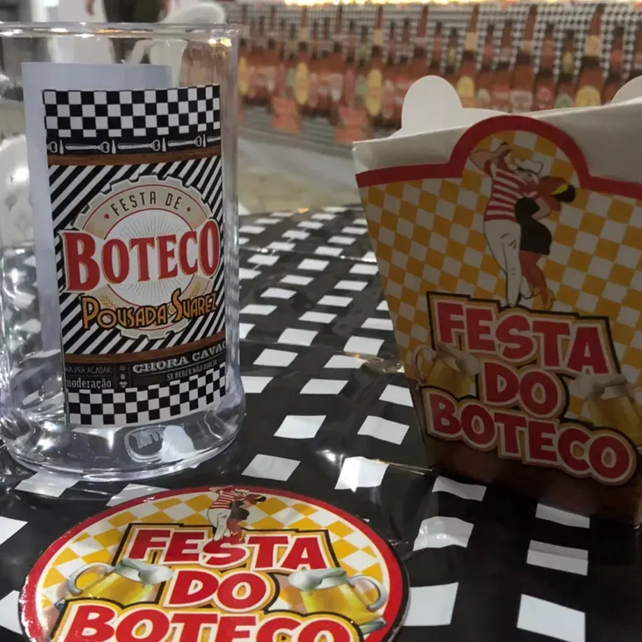 Louça para festa com tema boteco, com estampa xadrez em preto e branco e etiquetas “Festa do Boteco”.