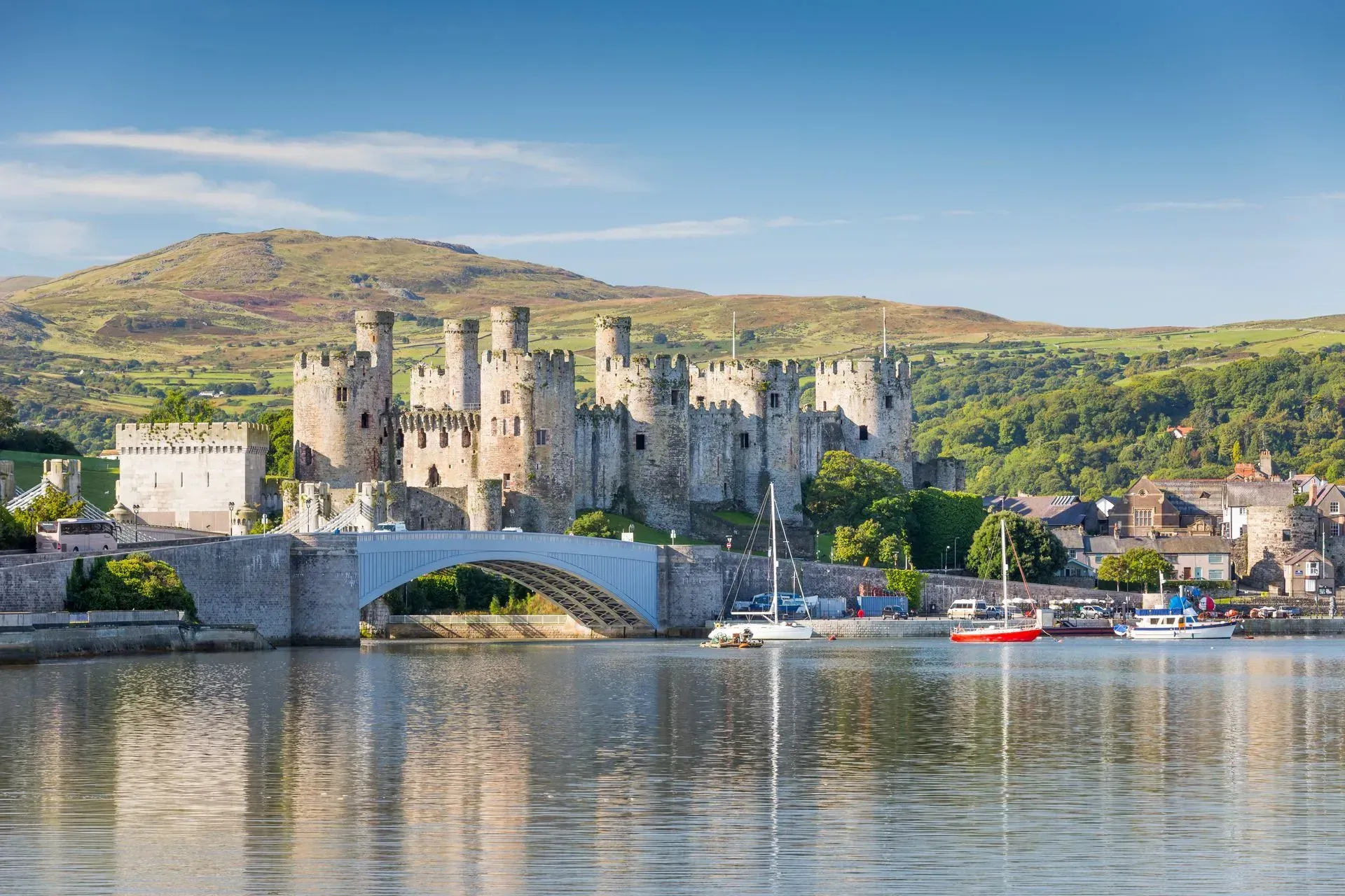 Pont dros gorff o ddŵr gyda chastell yn y cefndir.