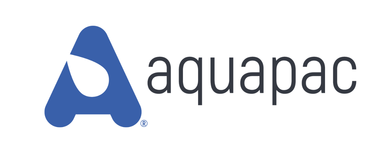 Mae logo aquapac yn las a gwyn ar gefndir gwyn.