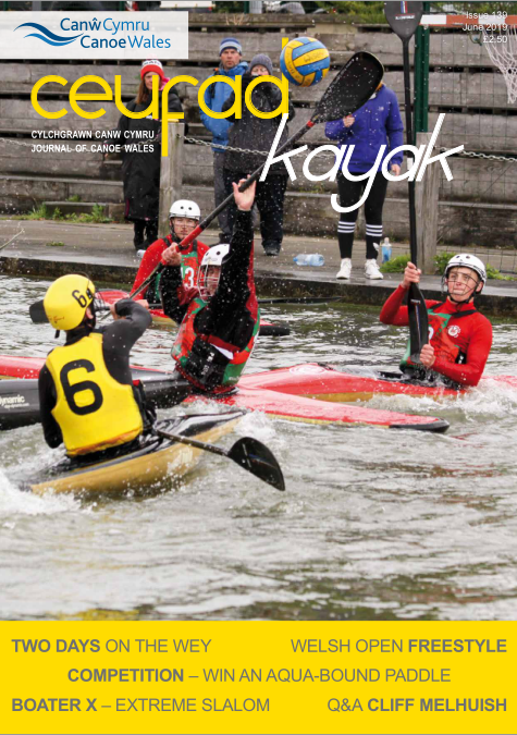 Mae grŵp o bobl yn rhwyfo caiacau yn y dŵr.