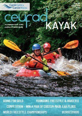 Mae cwpl o bobl yn padlo caiacau i lawr afon.