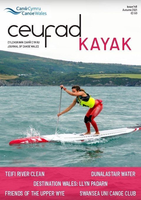 Mae menyw yn marchogaeth caiac ar glawr cylchgrawn