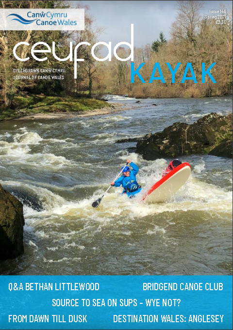 Clawr cylchgrawn gyda pherson mewn caiac arno