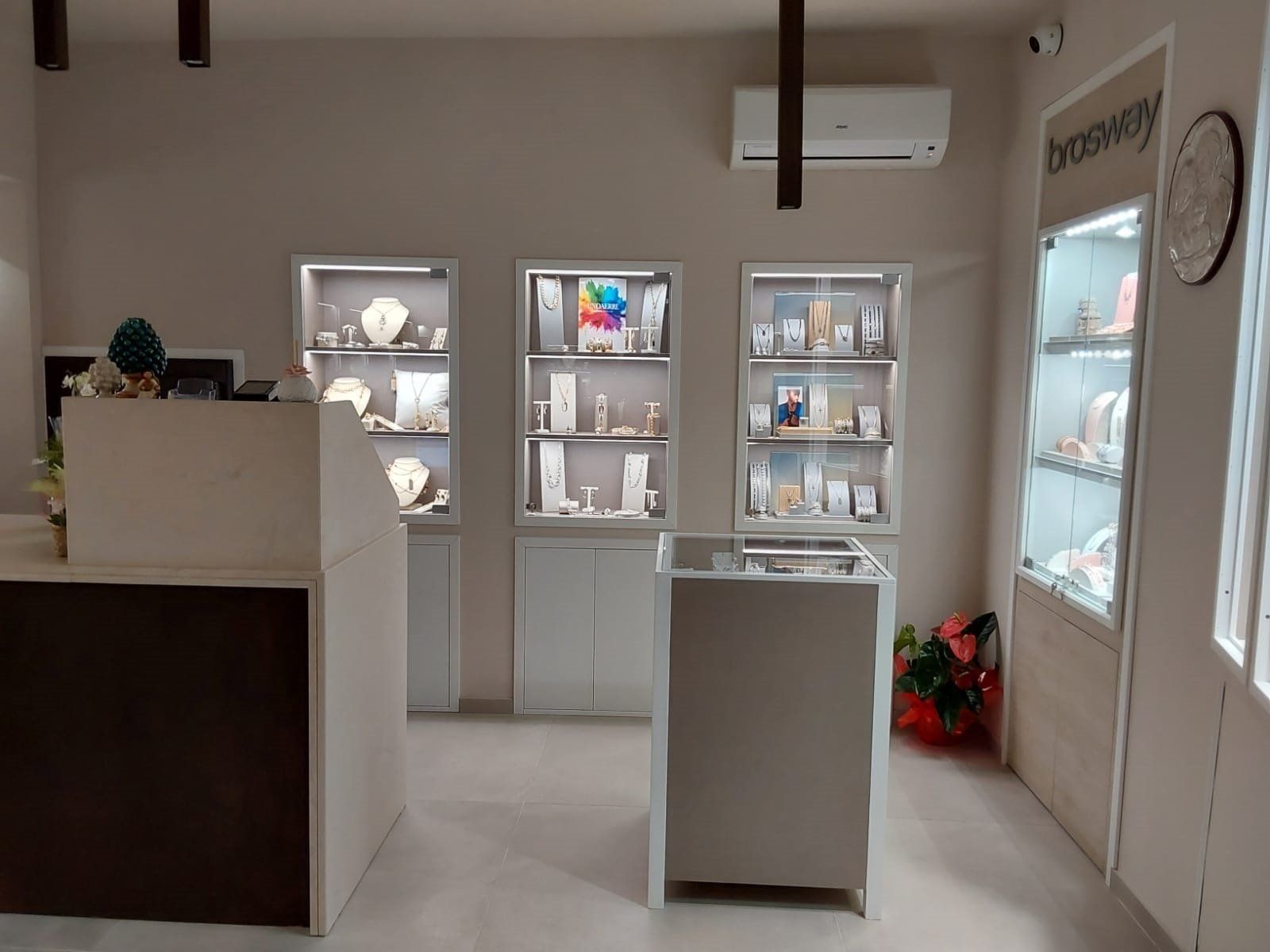 Interno di una gioielleria con vetrine che espongono vari gioielli.