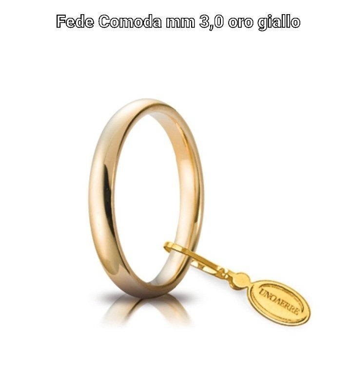 Fede nuziale in oro con piccolo ciondolo in oro giallo.