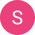 Cercle rose avec un « S » blanc au centre.